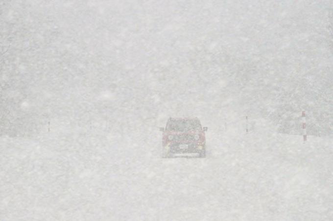 危険 走行中に周囲が見えない吹雪に見舞われたらどうする 自動車情報 ニュース Web Cartop