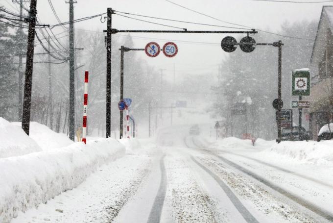 危険 走行中に周囲が見えない吹雪に見舞われたらどうする 自動車情報 ニュース Web Cartop