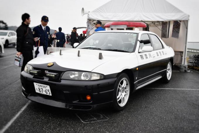 【意外と知らない】パトカーのボンネットにある「透明な板」って何?