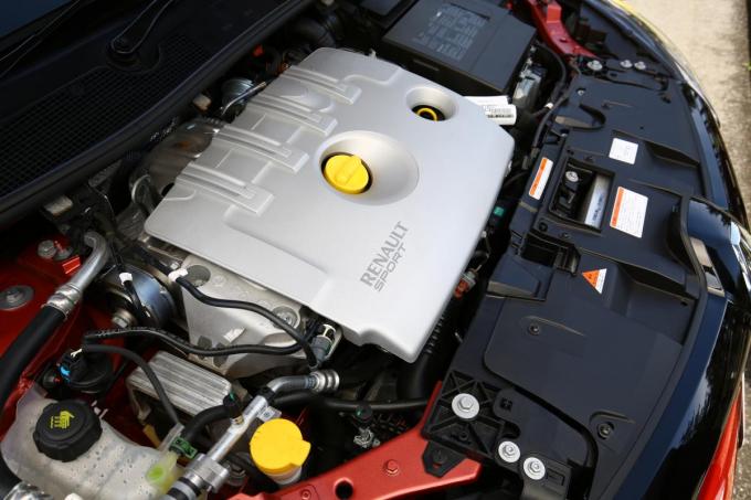 試乗 ルノー メガーヌr S 最後の限定車が見せたffの常識を打ち破る走り 自動車情報 ニュース Web Cartop 2ページ目