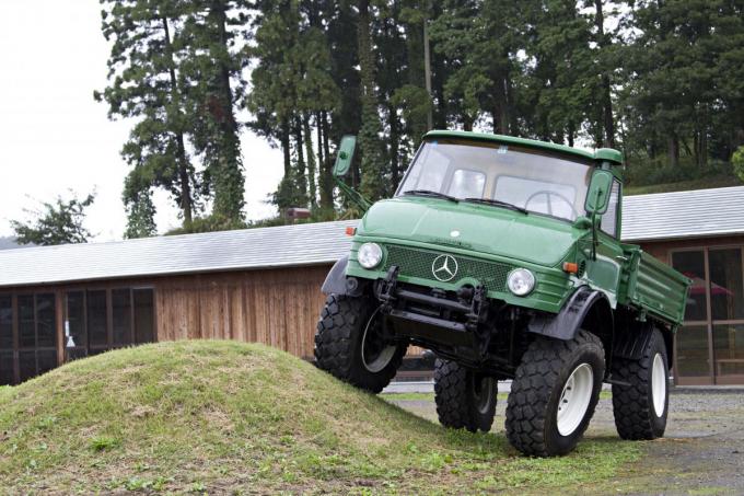 【世界の名車】登坂性能45度！　線路まで走れるメルセデス・ベンツ「ウニモグ」とは