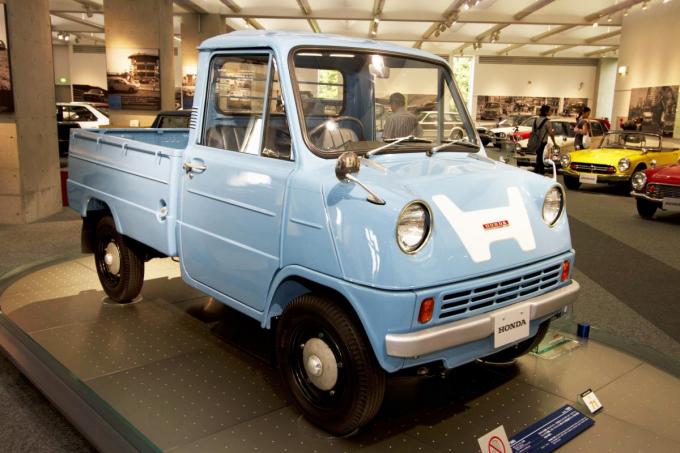 【意外と知らない】日本車初のDOHCエンジン搭載車は軽トラックだった