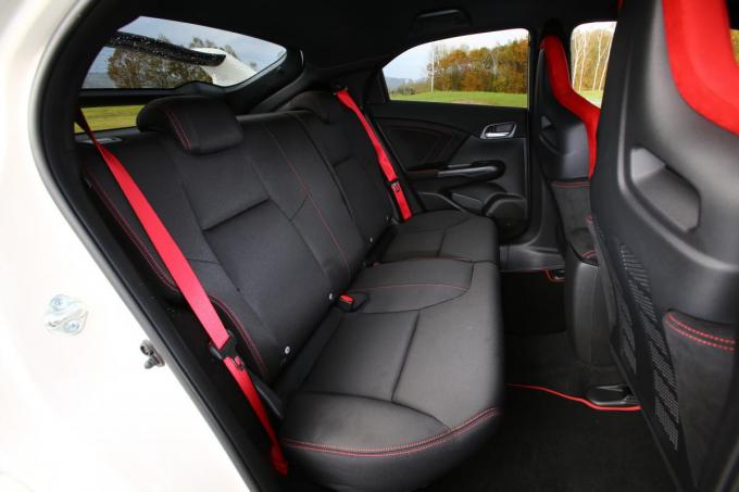 意外と知らない バケットシートの背面が樹脂やカーボンむき出しでも車検に通る場合あり 自動車情報 ニュース Web Cartop