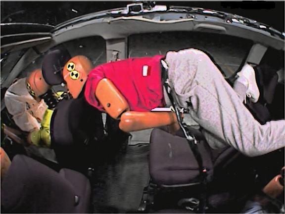 画像ギャラリー 注意 後席のシートベルト非着用は前席の乗員にも危険が及ぶ 画像4 自動車情報 ニュース Web Cartop