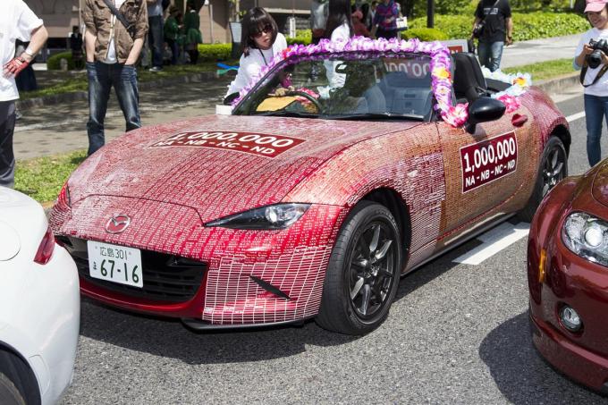 マツダ・ロードスター100万台達成記念車が広島でパレード！
