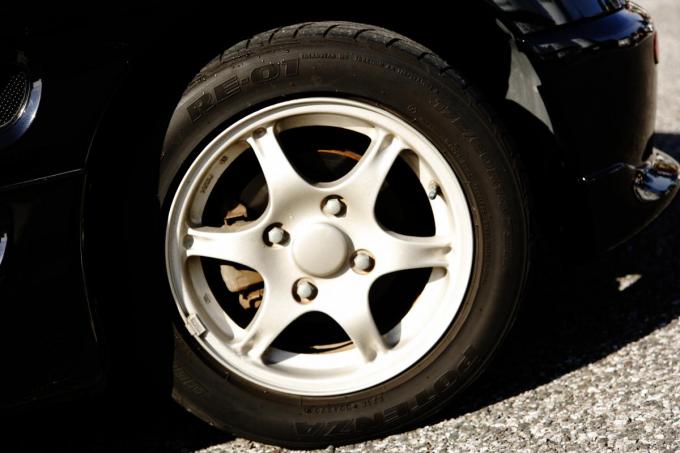 注意 溝だけでなくタイヤの ひび割れ も要チェック 自動車情報 ニュース Web Cartop