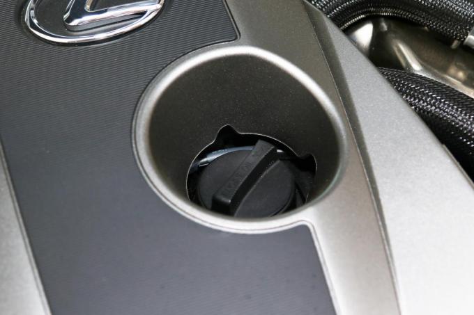 意外と知らない エンジンルーム内のキャップの意味7つ 自動車情報 ニュース Web Cartop 意外と知らない エンジンルーム内のキャップの意味7つ 自動車情報 ニュース Web Cartop