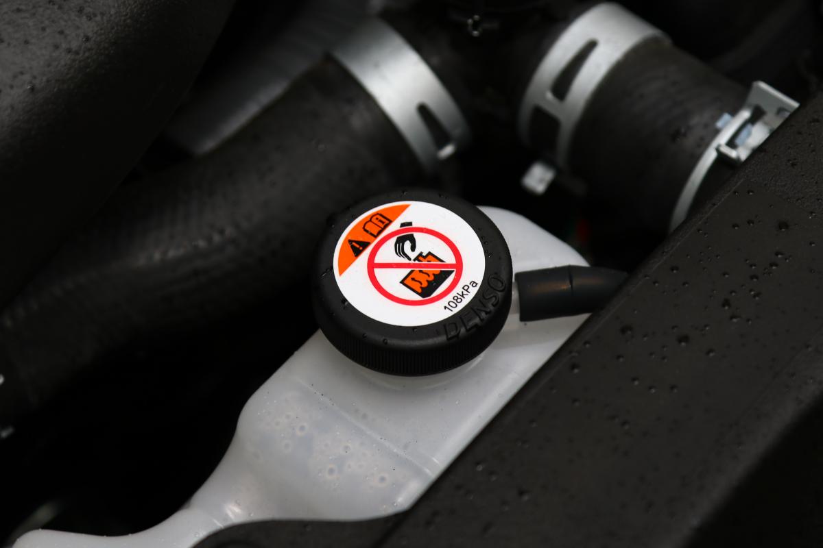 意外と知らない エンジンルーム内のキャップの意味７つ 自動車情報 ニュース Web Cartop