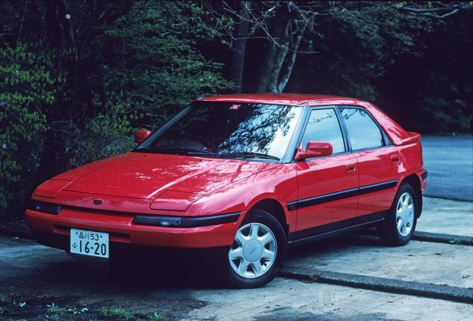 【隠れた名車】マツダ ファミリアの異端児「アスティナ&ユーノス100」