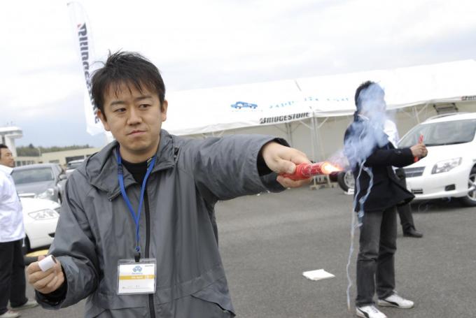 置き場所を間違えると引火も 発炎筒の使い方を再確認 自動車情報 ニュース Web Cartop