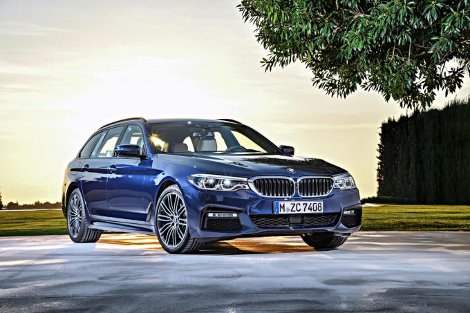 キーでリモコン駐車も可能！　新型BMW5シリーズにワゴンの「ツーリング」登場
