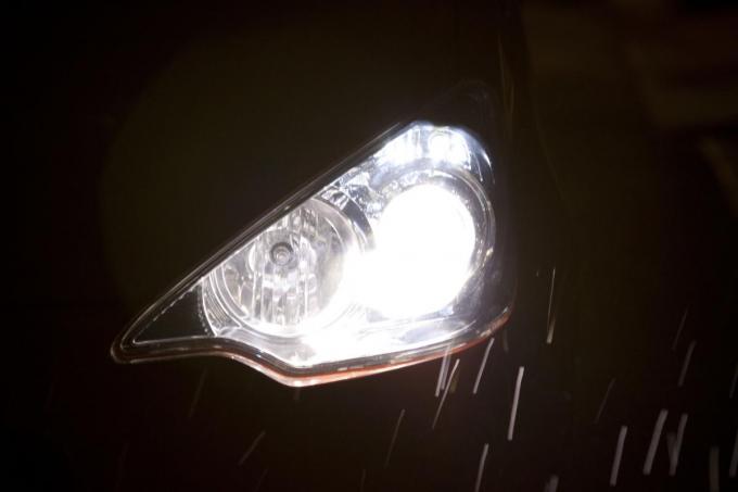 疑問 夜の渋滞中はヘッドライトを消したほうがいい 自動車情報 ニュース Web Cartop 疑問 夜の渋滞中はヘッドライトを消したほうがいい 自動車情報 ニュース Web Cartop