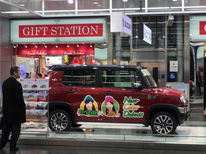 コラム 大阪駅で繰り広げられるスズキvsダイハツの展示バトル 自動車情報 ニュース Web Cartop