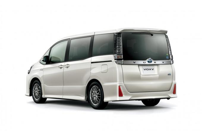 トヨタ ヴォクシー ノア エスクァイア のミニバン三兄弟がド迫力マスクに 自動車情報 ニュース Web Cartop トヨタ ヴォクシー ノア エスクァイア のミニバン三兄弟がド迫力マスクに 自動車情報 ニュース Web Cartop