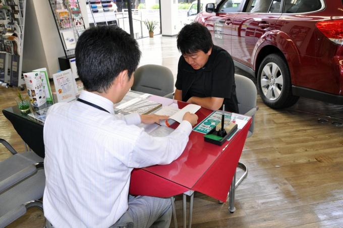 新車ディーラーに軽い気持ちで見学に行ってもいいのか？