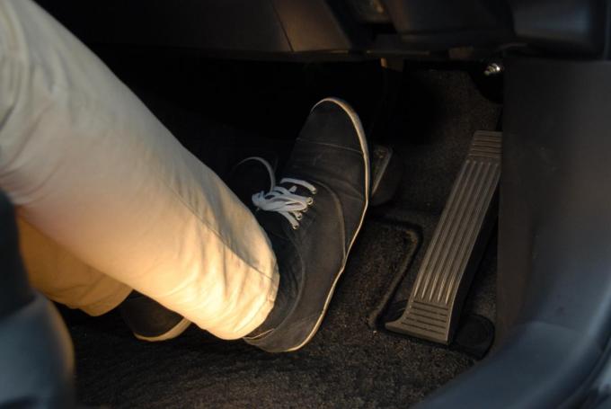 クルマを裸足で運転してもいいのか 自動車情報 ニュース Web Cartop クルマを裸足で運転してもいいのか 自動車情報 ニュース Web Cartop