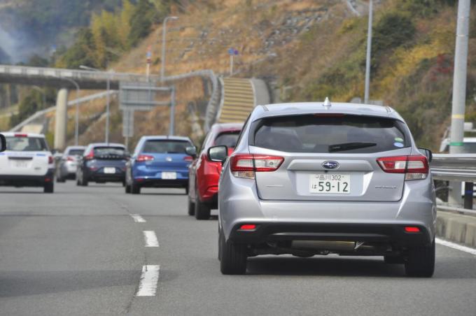 高速道路でシフトダウンのみの減速は危険なことも！