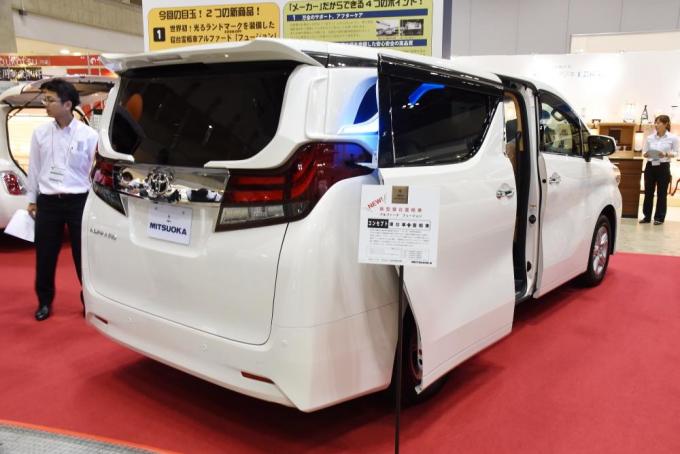 光岡自動車が2機種の新型霊柩車を発売 自動車情報 ニュース Web Cartop 光岡自動車が2機種の新型霊柩車を発売 自動車情報 ニュース Web Cartop