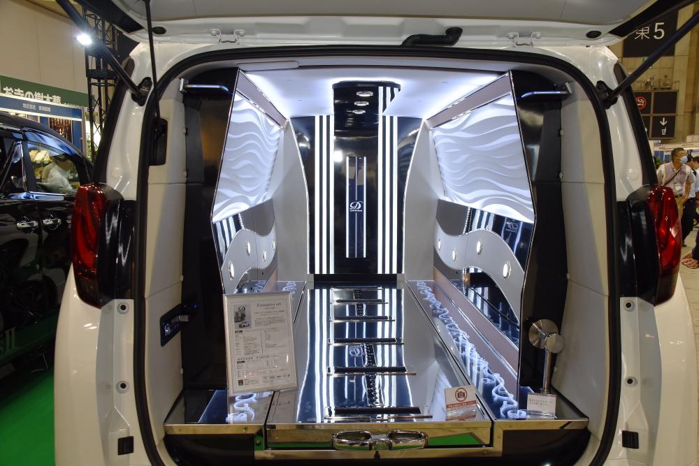 Trgからトヨタ アルファードベースの新たなコンセプトの霊柩車が2台登場 自動車情報 ニュース Web Cartop