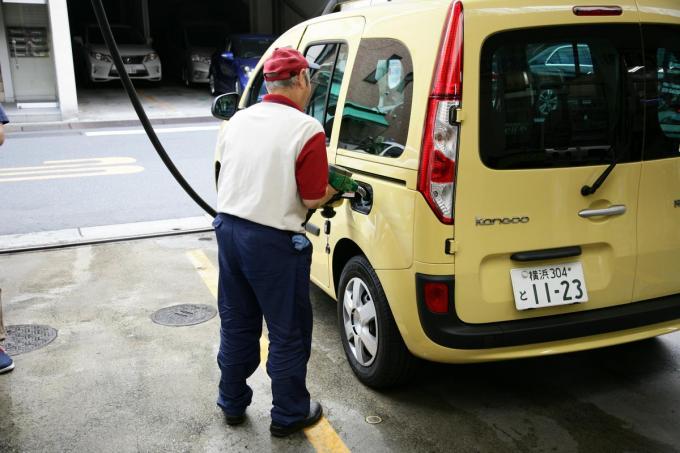 ガソリンスタンドの店員が静電気除去パッドに触れない理由とは