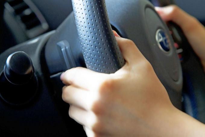 片手運転は違反行為なのか 自動車情報 ニュース Web Cartop