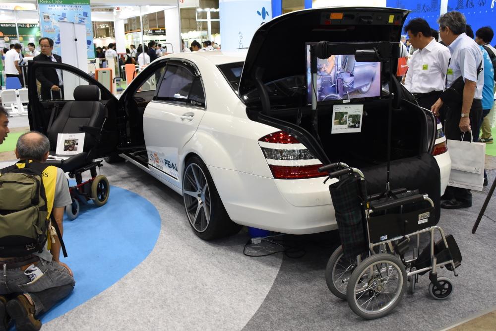 手動運転のスポーツカーに車いす収納機能付きのsクラスまで 今どき福祉車両がスゴイ 自動車情報 ニュース Web Cartop