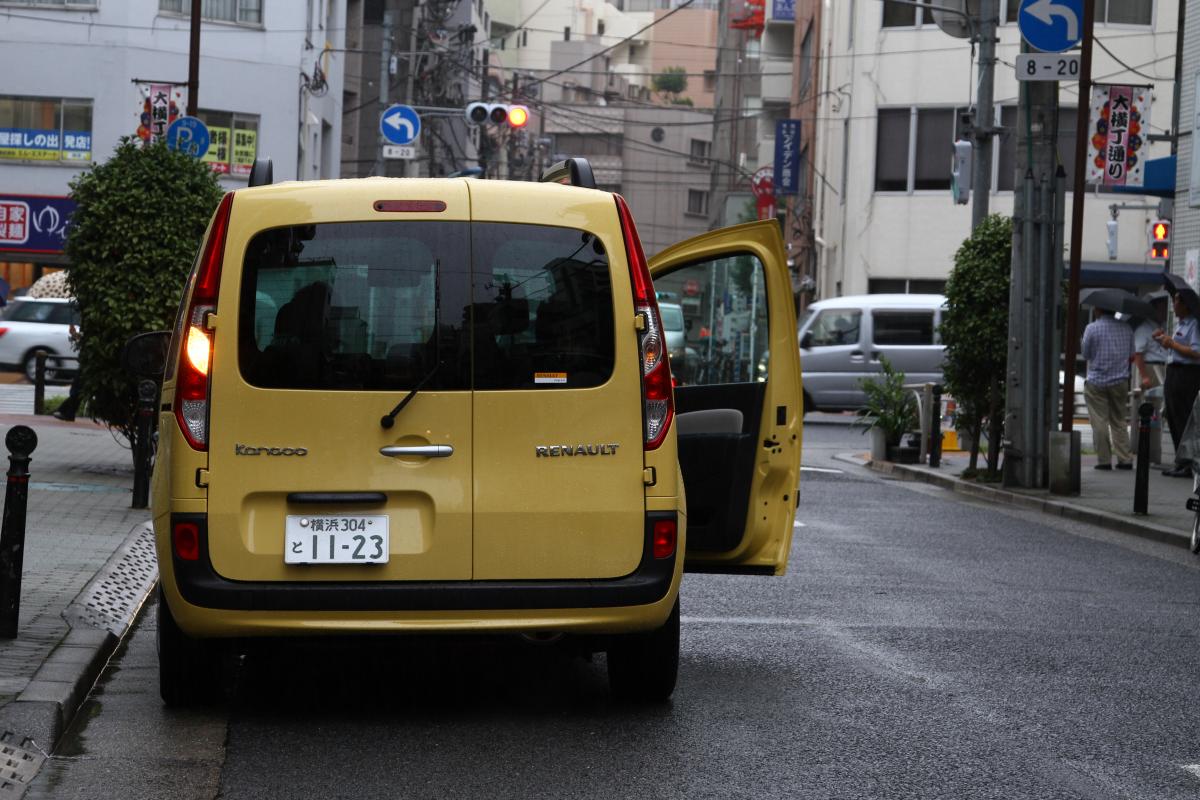 信号待ちの間に車外に出るのはあり 自動車情報 ニュース Web Cartop 信号待ちの間に車外に出るのはあり 自動車情報 ニュース Web Cartop