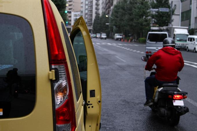 信号待ちの間に車外に出るのはあり 自動車情報 ニュース Web Cartop 信号待ちの間に車外に出るのはあり 自動車情報 ニュース Web Cartop