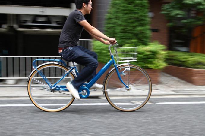 歩道 を 走る 自転車