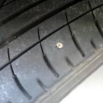 タイヤに刺さった釘を見つけても抜かないほうがいいって本当 自動車情報 ニュース Web Cartop