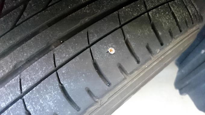 タイヤに刺さった釘を見つけても抜かないほうがいいって本当 自動車情報 ニュース Web Cartop