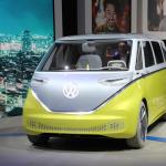 【画像】VWブースで激速のワーゲンバスがEVで復活！　合計8台の日本初公開車が並ぶ【東京モーターショー2017】 〜 画像1