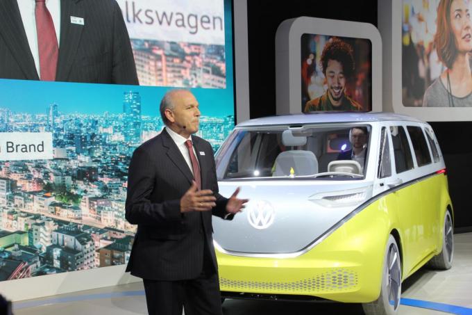 VWブースで激速のワーゲンバスがEVで復活! 合計8台の日本初公開車が並ぶ【東京モーターショー2017】