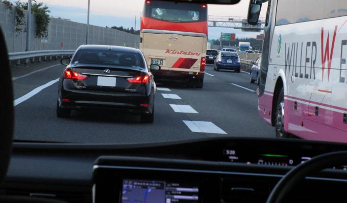 高速の渋滞時に「合流車線へ車線変更して」前に行くのはあり？