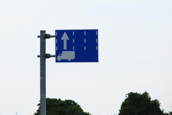 忘れがちな道交法 高速のトラックマークのレーンを一般車は走っていい 自動車情報 ニュース Web Cartop 忘れがちな道交法 高速のトラックマークのレーンを一般車は走っていい 自動車情報 ニュース Web Cartop