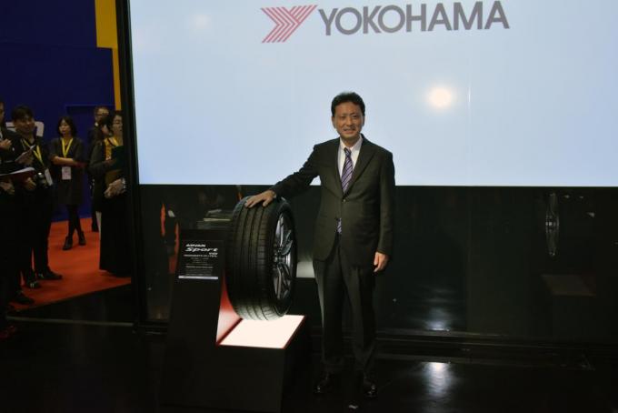 後続車のライトで溝が光るタイヤも出展! 100周年を迎えた横浜ゴムブースが面白い【東京モーターショー2017】