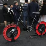 【画像】ブリヂストン独自の「空気なしタイヤ」の自転車が面白い【東京モーターショー2017】 〜 画像3