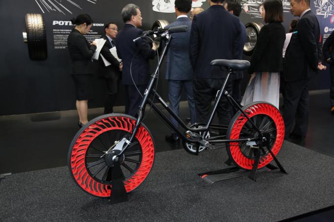 ブリヂストン独自の「空気なしタイヤ」の自転車が面白い【東京モーター 