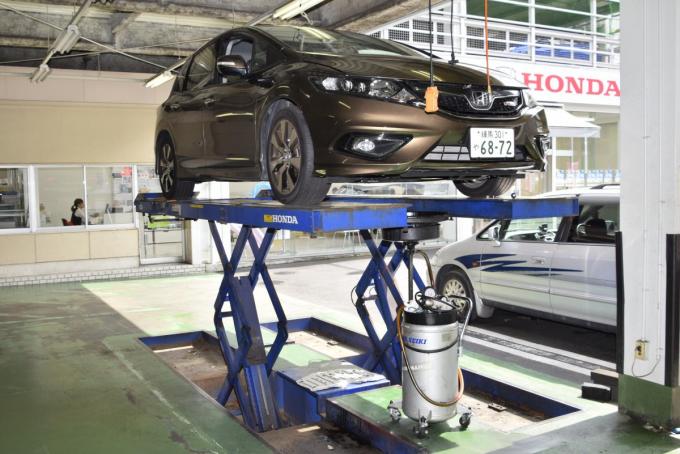 新車で買った最初のオイル交換の時期は1000km 慣らし不要のいまどき車でもなぜ必要なのか 自動車情報 ニュース Web Cartop 新車で買った最初のオイル交換の時期は1000km 慣らし不要のいまどき車でもなぜ必要なのか 自動車情報 ニュース Web Cartop