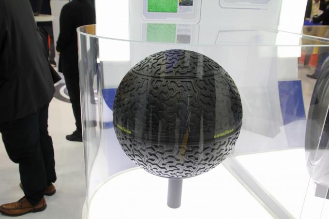 グッドイヤーはAI搭載の球状タイヤを展示【東京モーターショー2017】