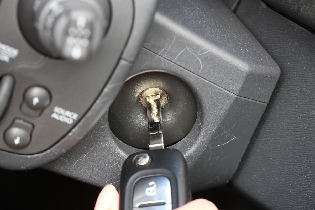 クルマのキーの抜き差しが渋くなっても注油がngなワケ 自動車情報 ニュース Web Cartop クルマのキーの抜き差しが渋くなっても注油がngなワケ 自動車情報 ニュース Web Cartop