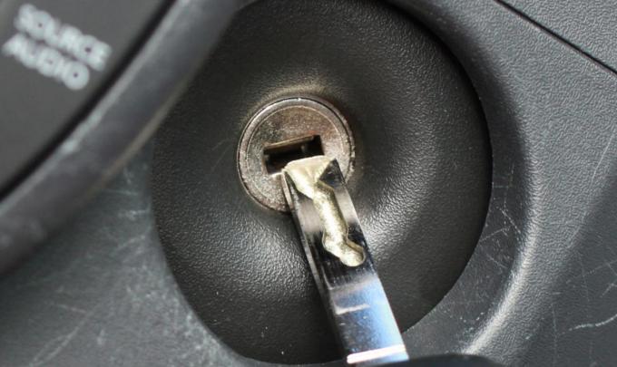 クルマのキーの抜き差しが渋くなっても注油がNGなワケ  自動車情報 