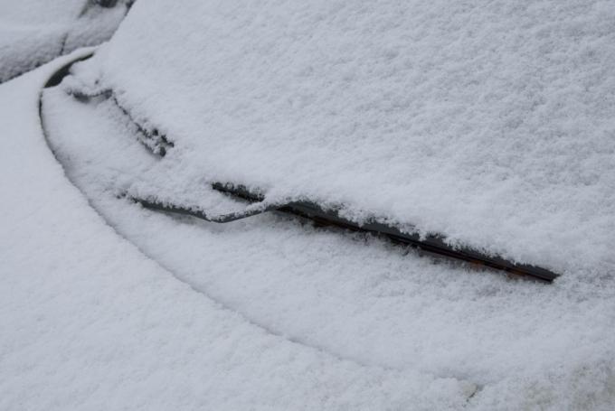 エアコンや熱湯で溶かすのはNG！　フロントガラスに積もった雪を効率よく除去する方法とは？