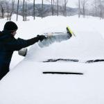 【画像】エアコンや熱湯で溶かすのはNG！　フロントガラスに積もった雪を効率よく除去する方法とは？ 〜 画像1