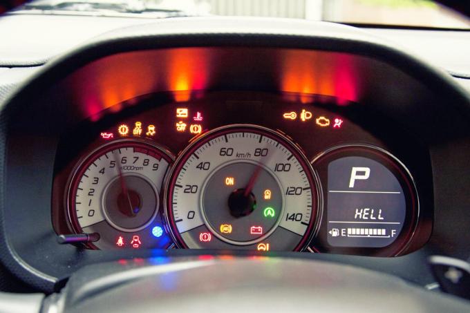 オイル警告灯があるのにエンジンにスティック状のオイルゲージがある理由とは 自動車情報 ニュース Web Cartop