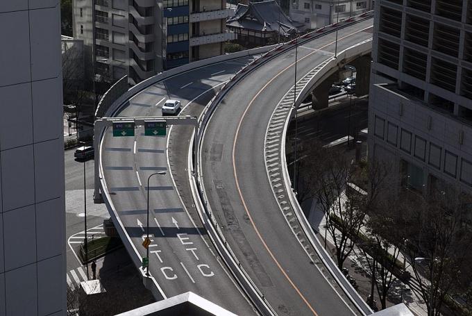 日本で速度無制限は不可能! どんなに真っ直ぐでも120km/hが上限の設計速度とは