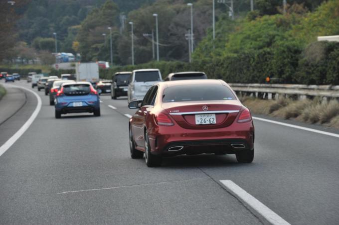 ウインカーを出さずに車線変更や右左折する人が運転をやめたほうがいい理由とは？