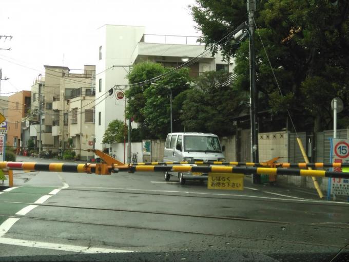 遮断機が上がっていても踏切手前で一時停止しなくてはならない理由とは 自動車情報 ニュース Web Cartop 遮断機が上がっていても踏切手前で一時停止しなくてはならない理由とは 自動車情報 ニュース Web Cartop