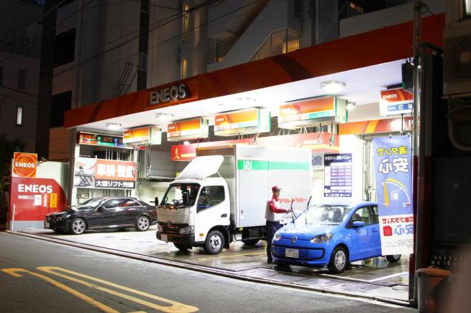 セルフかフルサービスか、ガソリンスタンドはどっちが正解?