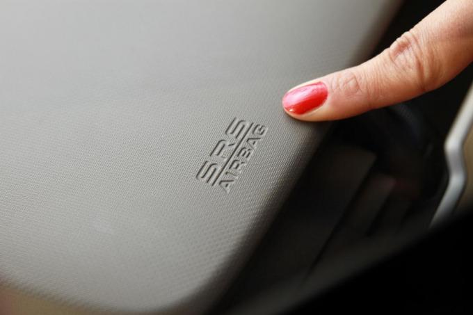 スマホが凶器に ダッシュボード上にモノを置く際は要注意 自動車情報 ニュース Web Cartop スマホが凶器に ダッシュボード上にモノを置く際は要注意 自動車情報 ニュース Web Cartop